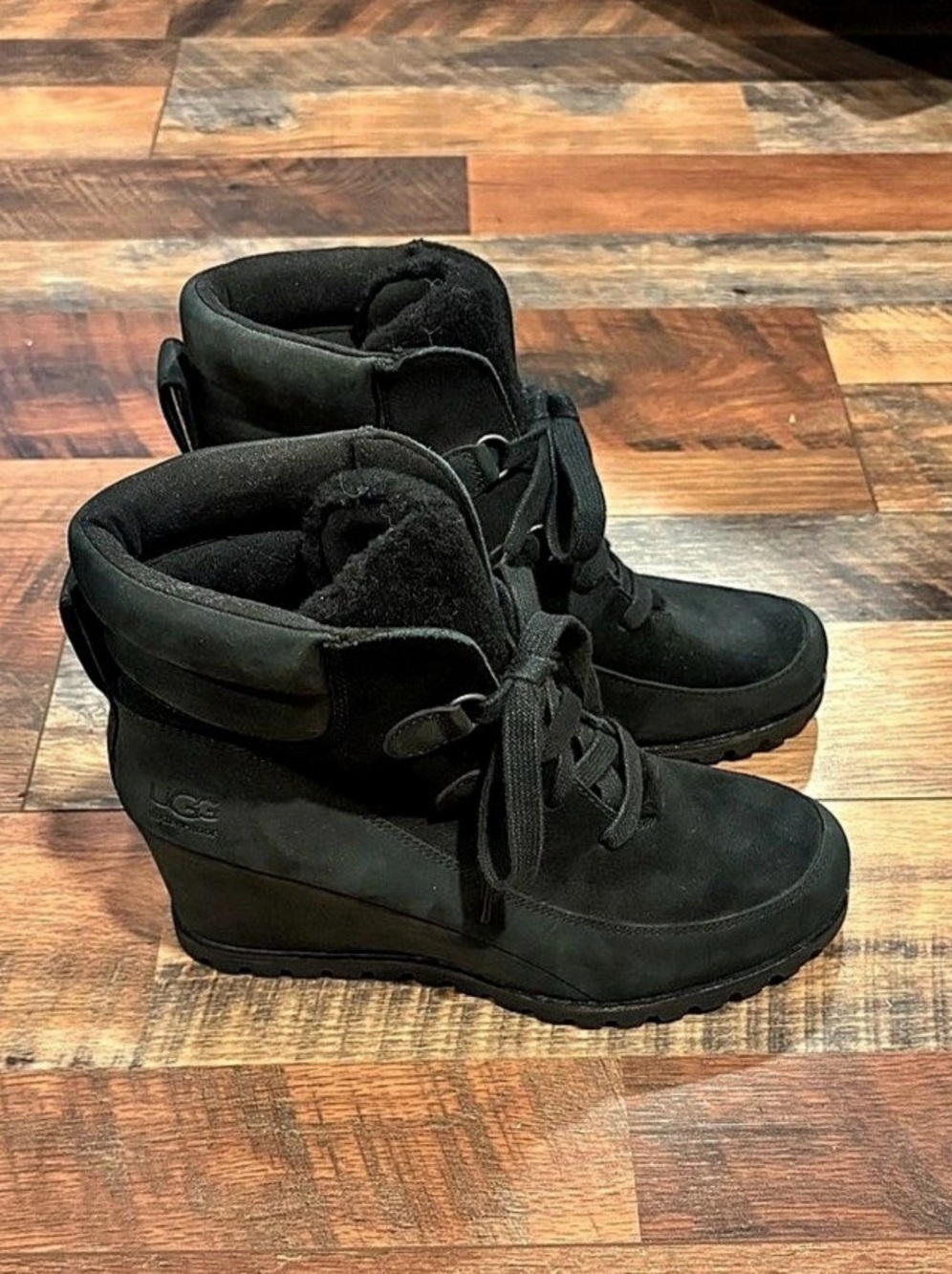 NEW! 9.5 UGG Adirondack Wedge Boots